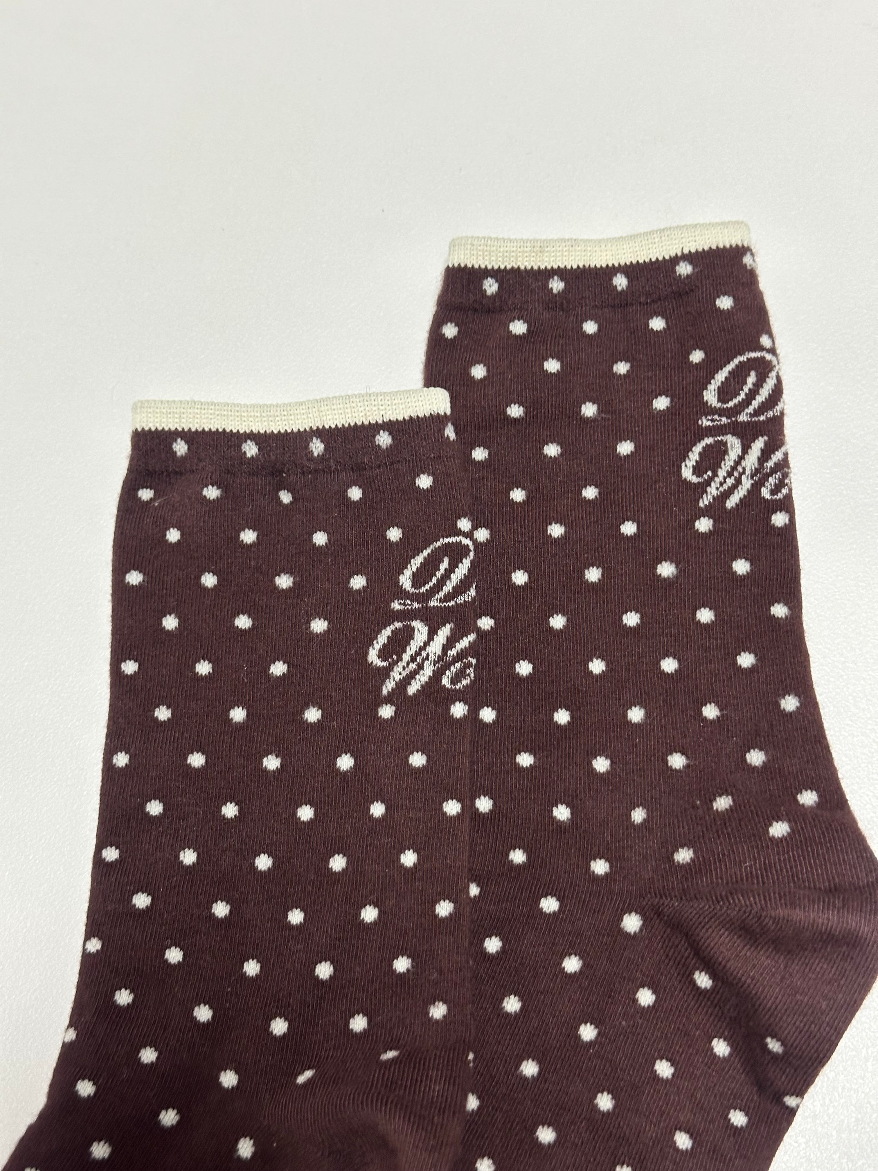 波點文字襪/啡+米白