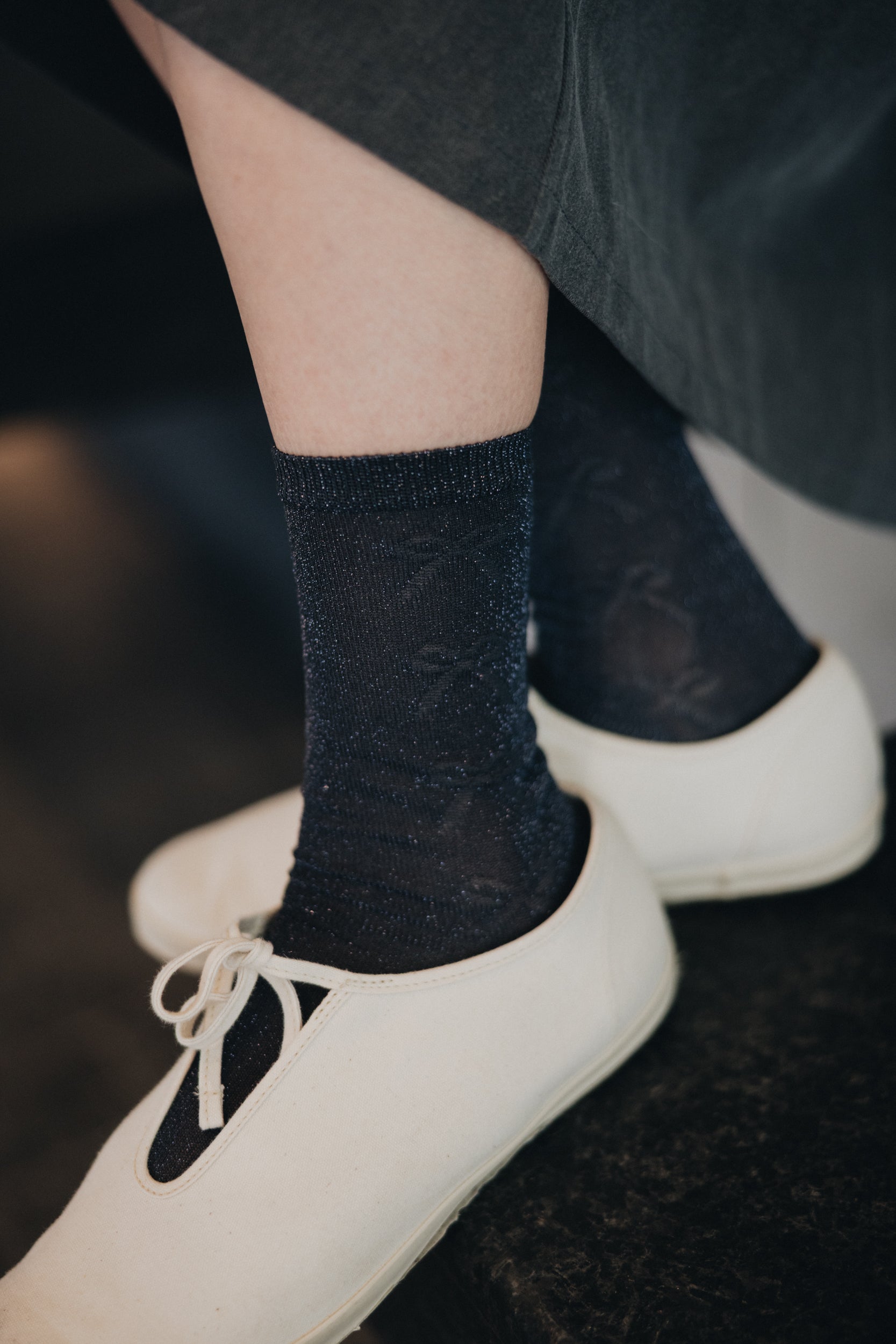 蝴蝶圖案閃閃薄襪/深灰銀